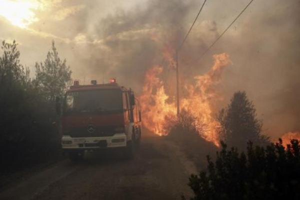 Kebakaran hutan pertama terjadi di pegunungan Geraneia dekat kota Kineta, yanh membuat tiga desa dievakuasi Senin sore.