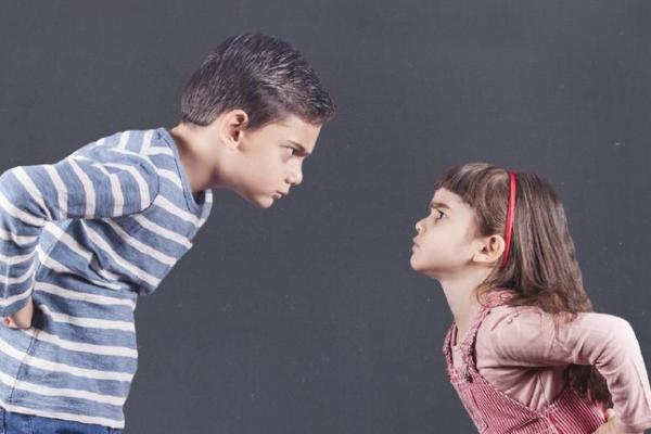 Sebagian besar pertengkaran antar adik kakak lebih disebabkan karena kecemburuan.