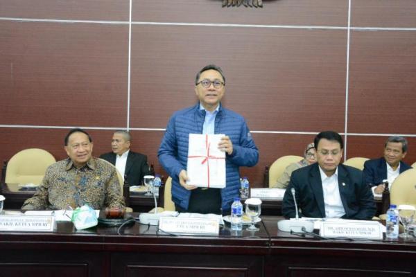 Majelis Permusyawaratan Rakyat (MPR) menggelar rapat gabungan (Ragab) Pimpinan MPR dengan Pimpinan Fraksi dan Kelompok DPD di Ruang GBHN, Komplek Parlemen Jakarta, Selasa (24/7)
