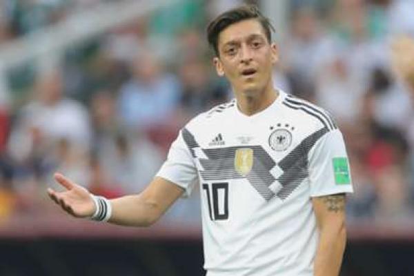 Ozil mengumumkan pengunduran dirinya dari tim nasional Jerman Minggu lalu, dengan menyebut bahwa ia dikambinghitamkan saat Tim Panser menjalani hasil buruk di Piala Dunia