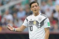 Neuer Bantah Perlakuan Rasis terhadap Ozil