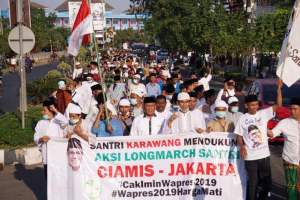 3.000 masa yang terdiri dari santri, ulama, tokoh masyarakat, bobotoh Karawang dan masyarakat Karawang menyambut kedatangan peserta long march