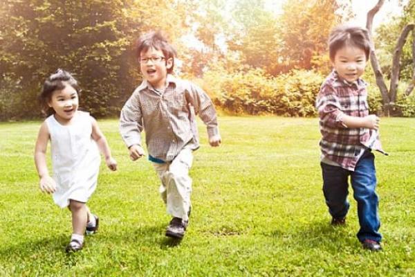 Kebahagiaan masa kanak-kanak dinilai sebagai sumber faktor yang paling berpengaruh terhadap kebahagiaannya saat dewasa.