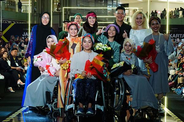 Sejumlah 12 koleksi diperagakan oleh dua atlet renang Para Games Indonesia dan empat disabilitas.