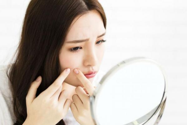Selain jerawat, masalah kulit lainnya yang sering bikin kita pusing adalah pori-pori wajah yang besar. 