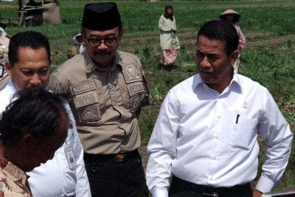 Menteri Pertanian (Mentan), Andi Amran Sulaiman apresiasi kinerja para petani bawang merah Brebes, khususnya di desa Jagalempeni Kecamatan Wanasari Kab Brebes,
