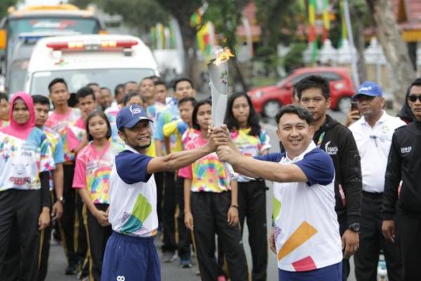 Dihadiri oleh ratusan warga yang turut menyambut disepanjang jalan, berbagai tontonan meriah juga telah dipersiapkan, diantaranya tarian Gelombang khas Sumatera Barat,