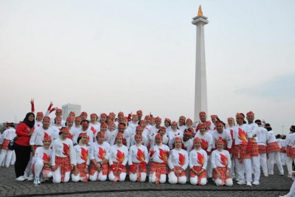 Minggu pagi, 5 Agustus 2018, Jl. Thamrin, Monumen Nasional, dan sekitarnya, Jakarta, tumpah ruah 65.000 orang yang menggunakan seragam putih, berpadu merah, dengan gaya pakaian nusantara
