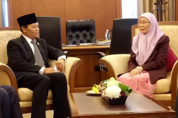 Dalam kunjungannya HNW mengucapkan selamat kepada rakyat Malaysia yang sudah menunjukkan kepada dunia bahwa negara mayoritas Muslim juga bisa menjalankan demokrasi yang berkwalitas, yang menghantarkan terjadinya peralihan kekuasaan secara konstitusional secara aman dan damai