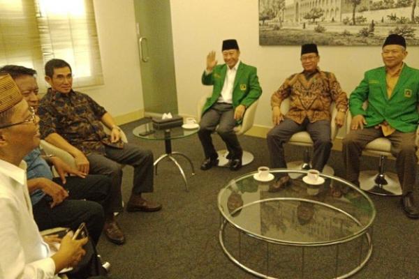 Plt Ketua Umum PPP hasil Muktamar Jakarta, Humphrey Djemat berupaya untuk islah dengan PPP kubu Romahurmuziy. Dia mendatangi kantor Syarikat Islam (SI) untuk meminta SI menjadi perantara agar islah itu berjalan.