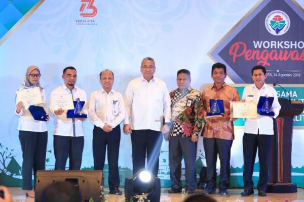 Penghargaan tersebut masing-masing diberikan kepada Dirjen PKP dalam laporan keuangan terbaik Tahun 2017, Dirjen PPMD dalam kategori tingkat penyelesaian tindak lanjut hasil pemerikasan dengan progres terbaik satker pusat, Dinas Tenaga Kerja dan Transmigrasi Provinsi Aceh 