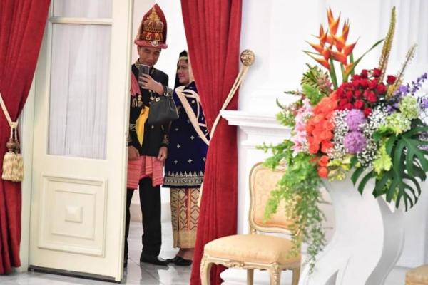 Foto candid Presien Joko Widodo dan Ibu Iriana sesaat sebelum upacara berlangsung mencuri perhatian Netizen.