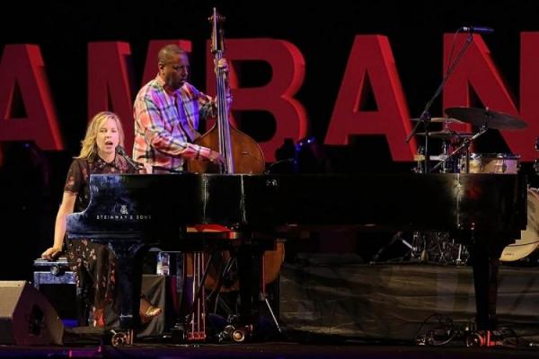 Musisi jazz dunia, Diana Krall tampil di Prambanan Jazz Festival 2018 dengan banyak berinteraksi bersama penonton.