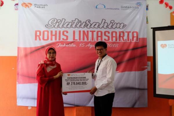 Lintasarta juga memberikan bantuan dana operasional untuk kepada SD Juara di Cakung, Jakarta Timur sebesar Rp. 50.000.000.