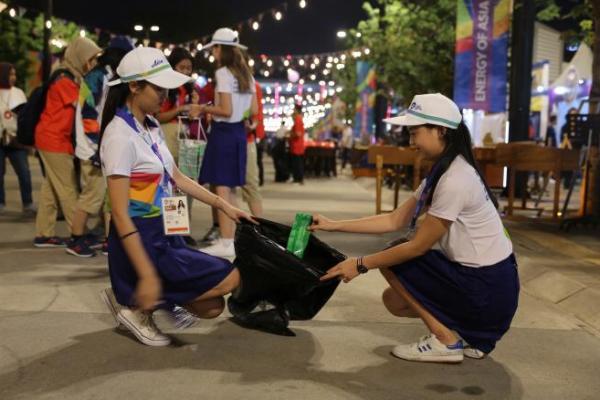 Perhelatan Asian Games 2018 telah dimulai. Dan ternyata ada banyak gadis cantik yang aktif menjaga lingkungan.