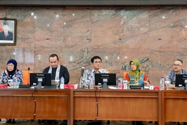 Sebelum bertandang ke Jawa Barat, Kementan terlebih dahulu melakukan Sosialisasi Revisi Permentan No. 26 Tahun 2017 tentang Penyediaan dan Peredaran Susu Segar Dalam Negeri di Jawa Timur, Senin (20/8) kemudian Jawa Tengah, Selasa (21/8).