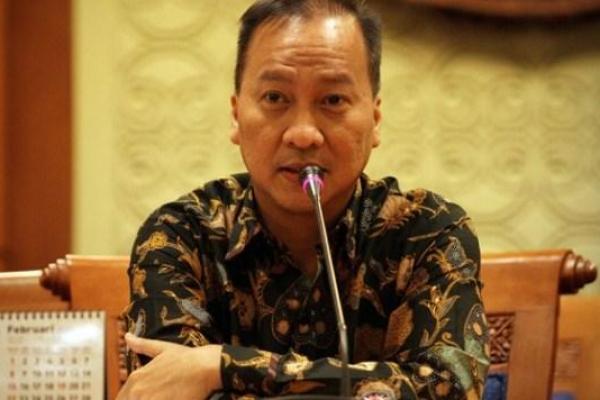 Setelah ditetapkan sebagai tersangka kasus suap PLTU Riau-1, Idrus Marham mengundurkan diri dari kursi Menteri Sosial (Mensos). Presiden Jokowi menunjuk dan melantik politikus Partai Golkar Agus Gumiwang Kartasasmita untuk menggantikan Idrus.
