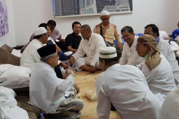 Para jamaah haji ini terlihat berbincang dengan suasana akrab dan penuh tawa, bak satu keluarga yang menunaikan ibadah haji bersama-sama.