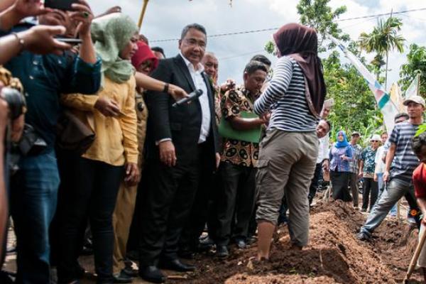 Kementerian Desa, Pembangunan Daerah Tertinggal dan Transmigrasi (Kemendes PDTT) telah menjadikan sejumlah desa yang terdapat di Kabupaten Malinau, Kalimantan Utara sebagai percontohan program Padat Karya Tunai (PKT)