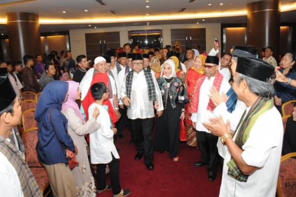 Wakil Ketua MPR RI Oesman Sapta, yang juga Ketua Dewan Pimpinan Pusat (DPP) Gerakan Ekonomi dan Budaya Minang memimpin prosesi Pelantikan Dewan Pimpinan Wilayah Gerakan Ekonomi dan Budaya Minang (Gebu Minang) Provinsi Riau