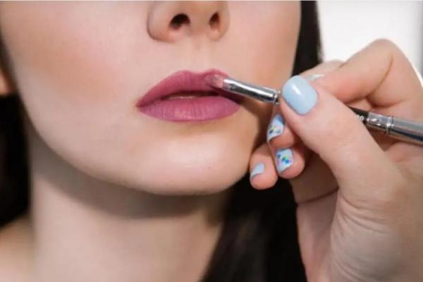 Setelah matte dan glossy, lipstik crayon mulai turut mewarnai tren makeup di tahun 2019.