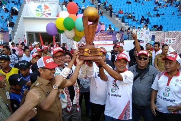 Sebanyak 40 tim dari seluruh Indonesia yang ambil bagian melakukan devile layaknya sebuah perhelatan besar di stadion yang megah.