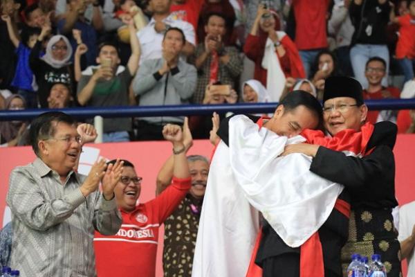 Pelukan antara Presiden Jokowi dengan Prabowo Subianto saat merayakan kemenangan atlet Pencak Silat Hanifan Yudani Kusumah, dalam pertandingan Asian Games 2018 dinilai memiliki makna yang cukup luar biasa.