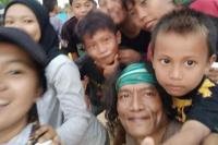 Subur, Driver Ojol Bikin Ceria Anak-anak Korban Gempa Lombok 