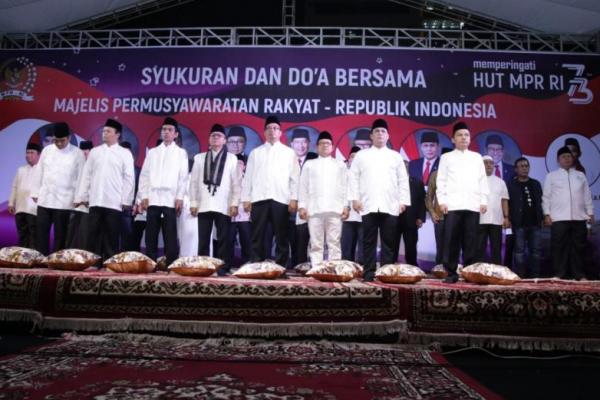 Ketua MPR Zulkifli Hasan berharap dengan doa bersama ini Allah SWT melindungi bangsa Indonesia di tahun politik