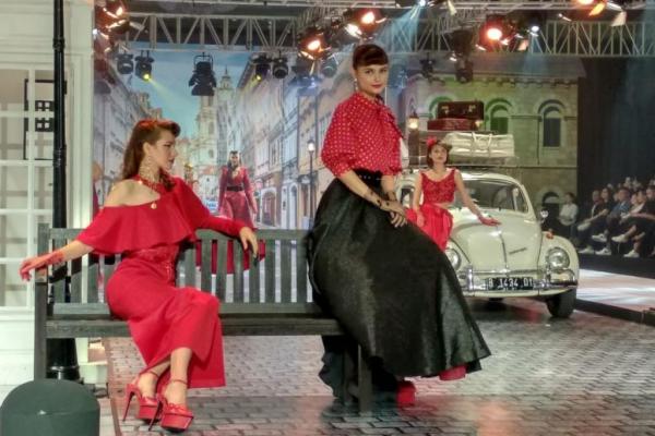 Fetty Rusli kembali menyapa publik, khususnya pecinta mode Indonesia, lewat koleksi busana 2018-2019 bertajuk Crossing.