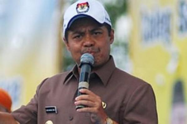 Mantan Wali Kota Depok Nur Mahmudi tak memenuhi panggilan pemeriksaan dalam kapasitasnya sebagai tersangka kasus korupsi pelebaran Jalan Nangka, Tapos Depok dengan dalih sakit. 
 
 