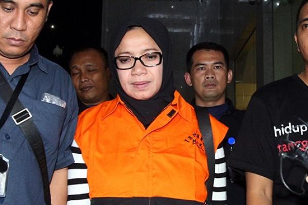 Jaksa Komisi Pemberantasan Korupsi (KPK) menuntut mantan Wakil Ketua Komisi VII DPR Eni Maulani Saragih dengan kurungan 8 tahun penjara dan denda Rp300 juta subsider 4 bulan kurungan.