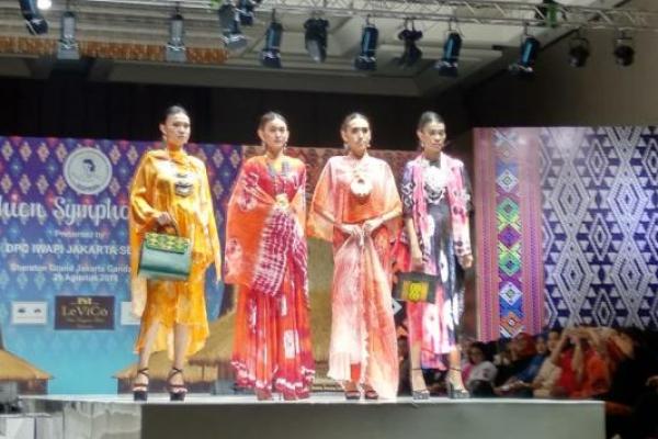 IWAPI Jakarta Selatan memperkenalkan kepada publik produk hasil karya fashion pengusaha lokal.