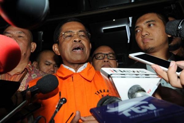 KPK memberhentikan pengawal terdakwa kasus suap PLTU Riau-1 Idrus Marham. Sebelum diberhentikan pengawal tahanan itu sempat diperiksa terlebih dahulu oleh Direktorat Pengawasan Internal KPK.