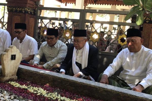 Rais Aam Pengurus Besar Nahdlatul Ulama (PBNU) tersebut ditemani oleh Ketua Umum Partai Kebangkitan Bangsa (PKB) Abdul Muhaimin Iskandar