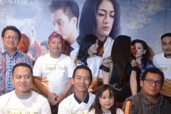 Film drama keluarga ini mengangkat budaya yang ada di Kota Singkawang, Kalimantan Barat.
