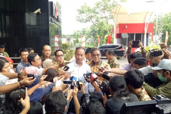 Menteri Sosial (Mensos) Agus Gumiwang yang menggantikan Idrus Marham sebagai tersangka kasus suap PLTU Riau-1, menyambangi Komisi Pemberantasan Korupsi (KPK).