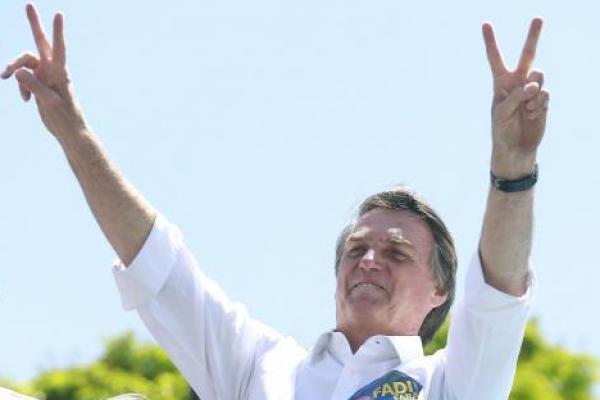 Jair Bolsonaro akan mewakili Partai Sosial Liberal dalam pemilu mendatang dan telah mendukung undang-undang pengendalian senjata yang melonggarkan dan kebijakan anti-aborsi.