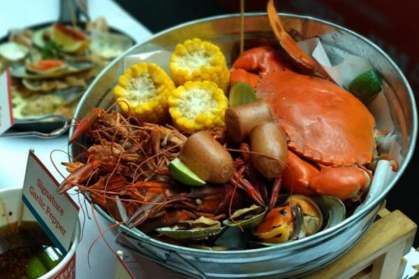 Meramaikan jagat kuliner, The Holy Crab meluncurkan puluhan menu seafood spektakuler lengkap untuk keluarga pencinta santapan laut segar.