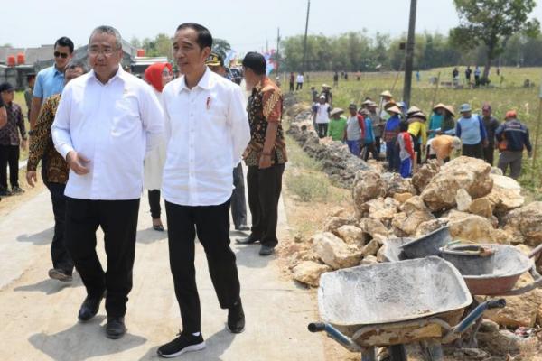 Dikatakan Jokowi lagi, hingga saat ini tak kurang dari Rp187 triliun yang sudah digelontorkan untuk pembangunan desa di Indonesia.