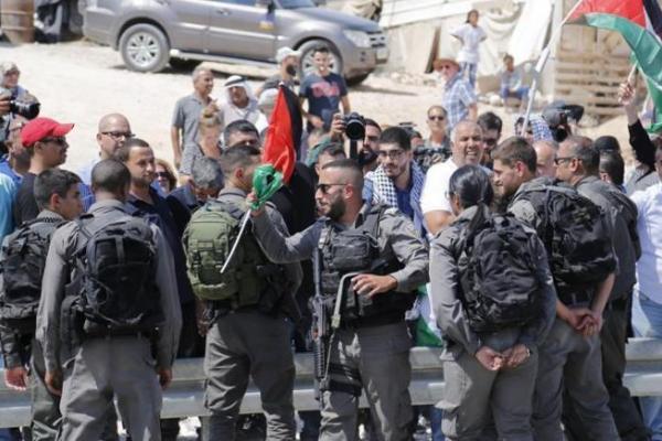 Tentara Israel menangkap tiga warga Palestina bersama dengan Romano selama protes.  Pasukan Israel menyerang puluhan aktivis dan penduduk lokal di dekat Khan al-Ahmar.