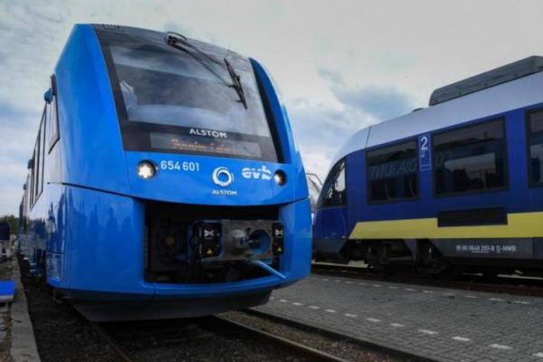 Kereta bernama “Coradia iLint” dibangun oleh produsen Perancis Alstom, tiba di stasiun Bremervörde dan akan menjalankan jadwal rutin di wilayah Lower Saxony.