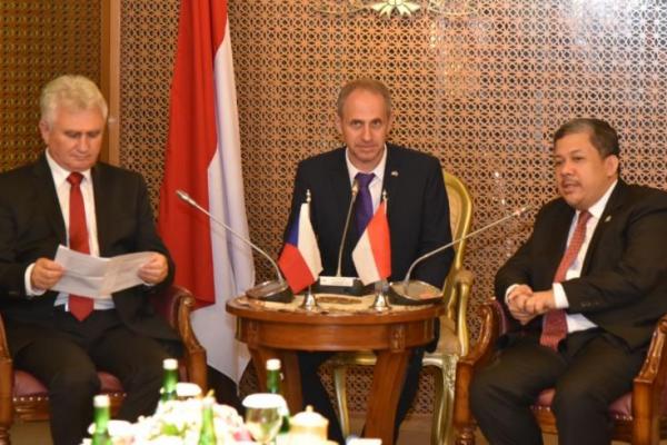 Wakil Ketua DPR RI Fahri Hamzah menerima kunjungan kehormatan Ketua Senat Republik Ceko HE Mr. Milan Stech, di Gedung DPR, Jakarta, Senin (17/9).
