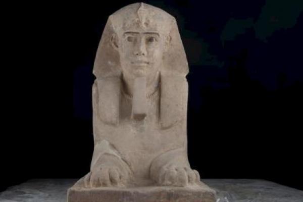 Kedua patung juga berasal dari periode Ptolemaic dan tingginya sekitar dua meter.