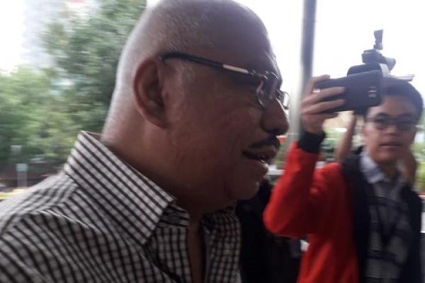 Komisi Pemberantasan Korupsi (KPK) melakukan pemeriksaan terhadap politikus Partai Golkar Melchias Markus Mekeng terkait kasus suap PLTU Riau-1.