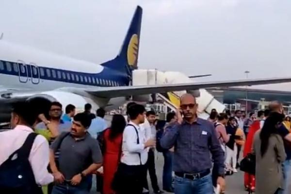 hal itu terjadi karena pilot dalam penerbangan dari Mumbai ke Jaipur lupa menghidupkan sistem untuk mempertahankan tekanan kabin, sehingga penumpang meras pengap dan kesulitan bernapas.