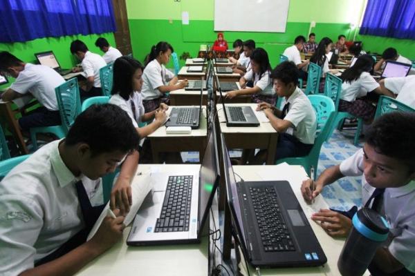 Alasannya, kata Didik, infrastruktur yang dapat mendukung akses internet, hingga saat ini belum mampu menjangkau 49 ribu sekolah tersebut.