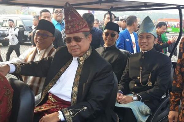 Ketua Umum Partai Demokrat Susilo Bambang Yudhoyono (SBY) walk out (WO) saat mengikuti deklarasi kampanye damai Pemilu 2019 yang diselenggarakan oleh KPU, di Monas, Jakarta, Minggu (23/9).