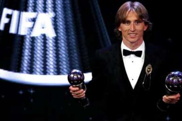 Pemain andalan Real Madrid, Luka Modric mengatakan dirinya akan sangat bahagia andai Cristiano Ronaldo dan Lionel Messi hadir untuk melihat dia memenangkan penghargaan Pemain Terbaik Pria FIFA.