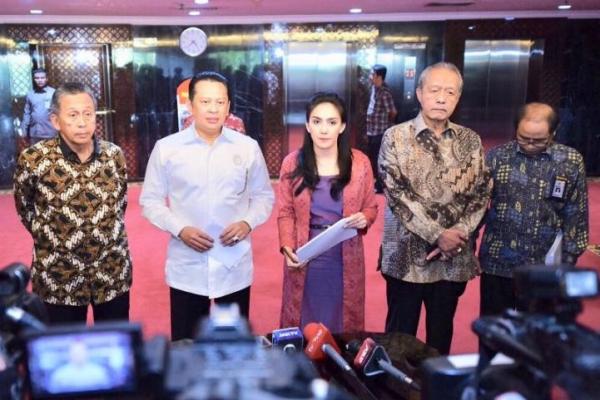 Badan Pemeriksa Keuangan (BPK) menyerahkan hasil audit investigatif terkait kasus pembangunan pelabuhan Kalibaru (NPCT) Pelindo II kepada Ketua DPR Bambang Soesatyo (Bamsoet).